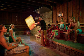 Een opgieter die een opgieting geeft bij Zwaluwhoeve Een opgieter die een opgieting geeft bij Zwaluwhoeve